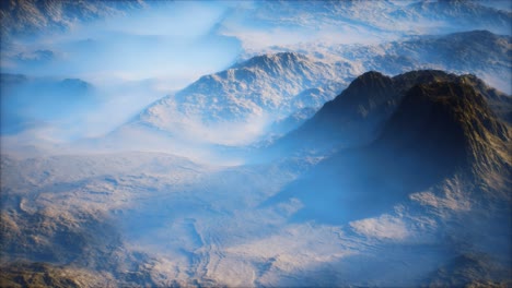 Entfernte-Bergkette-Und-Dünne-Nebelschicht-über-Den-Tälern